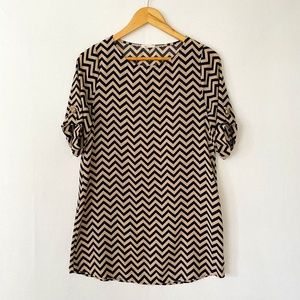 EVERLY Women's Size Small Navy Tan Chevron Short Sleeve Shift Mini Dress